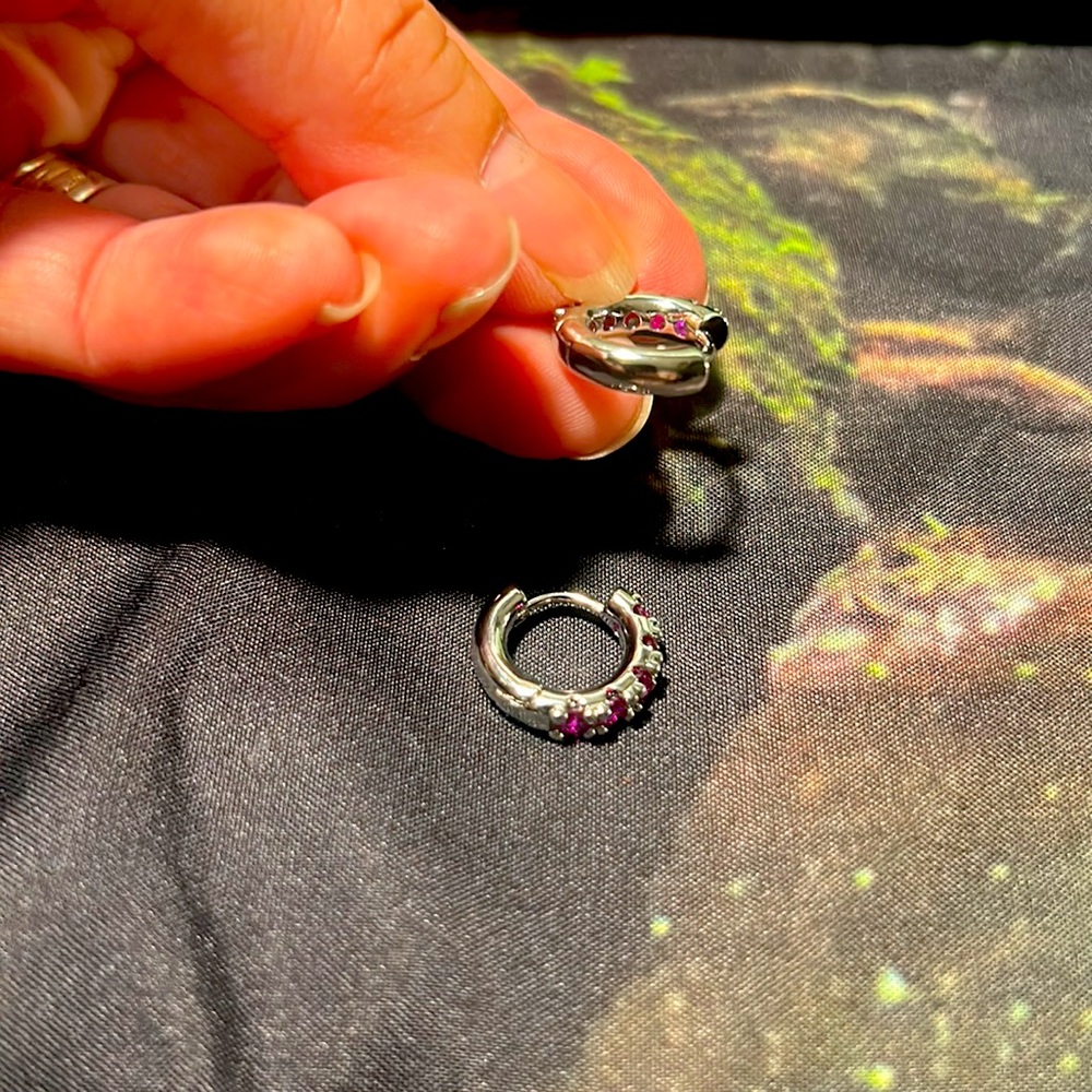 Earings With Fushia Color Crystals - Picture 3 of 3